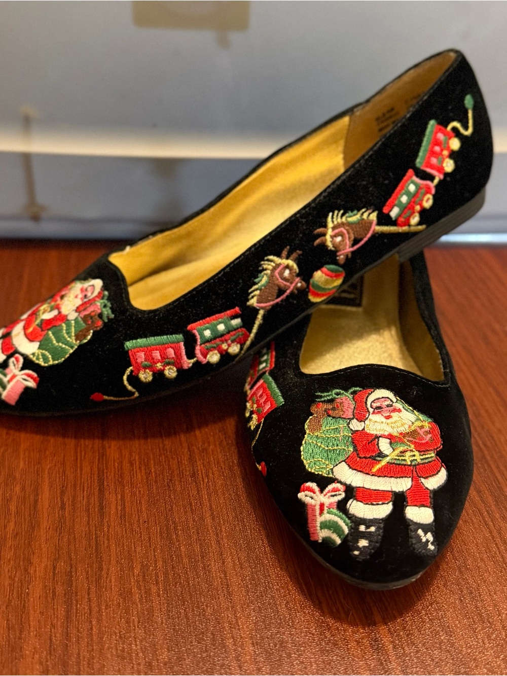 Vintage Pritzi Black Velvet Embroidered Christmas Santa & Toy Train Flats 6.5M